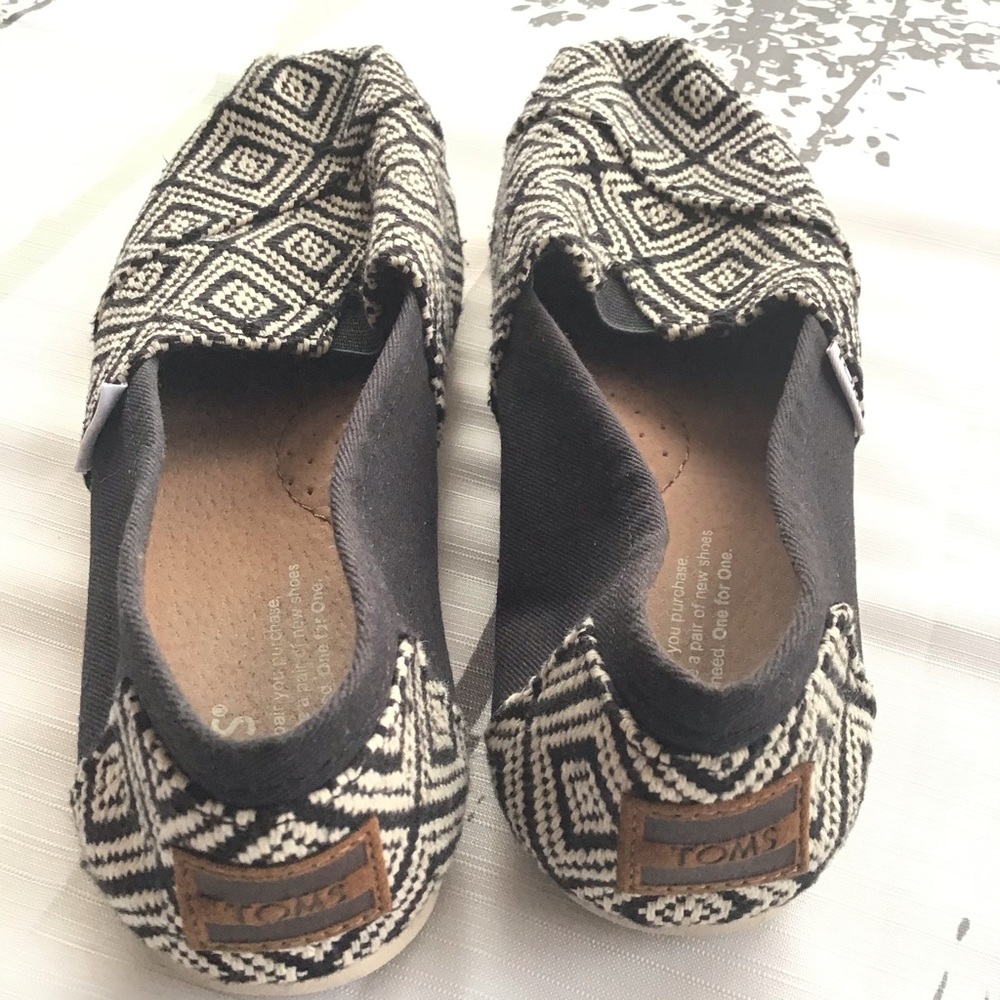Women toms size 7 black and white.
